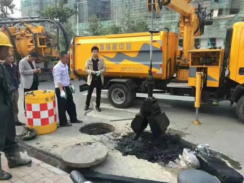阿图什街道：网格员化身“清道夫”，为民解忧疏通“堵心”化粪池