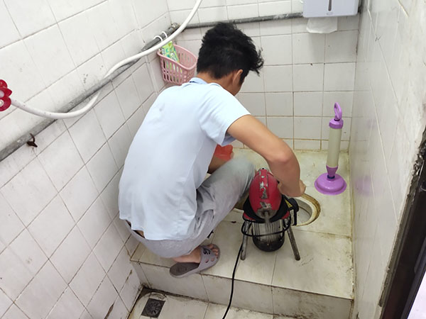阿图什管道堵塞冒臭气 专业师傅现场解决问题