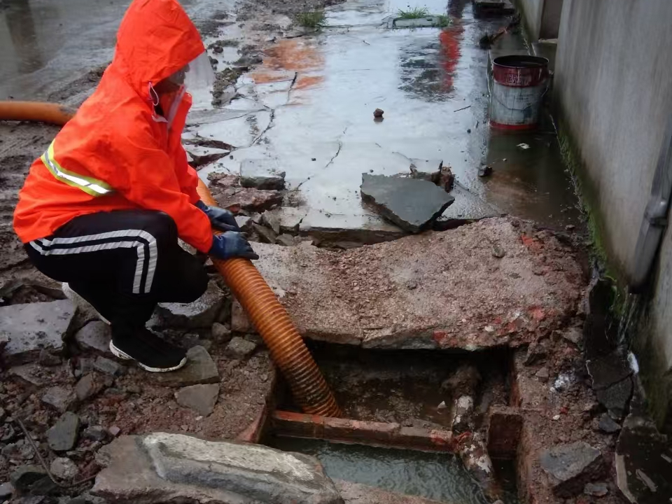 阿图什专业清理污水池 炜誉市政以规范流程守护城市 “肠道”