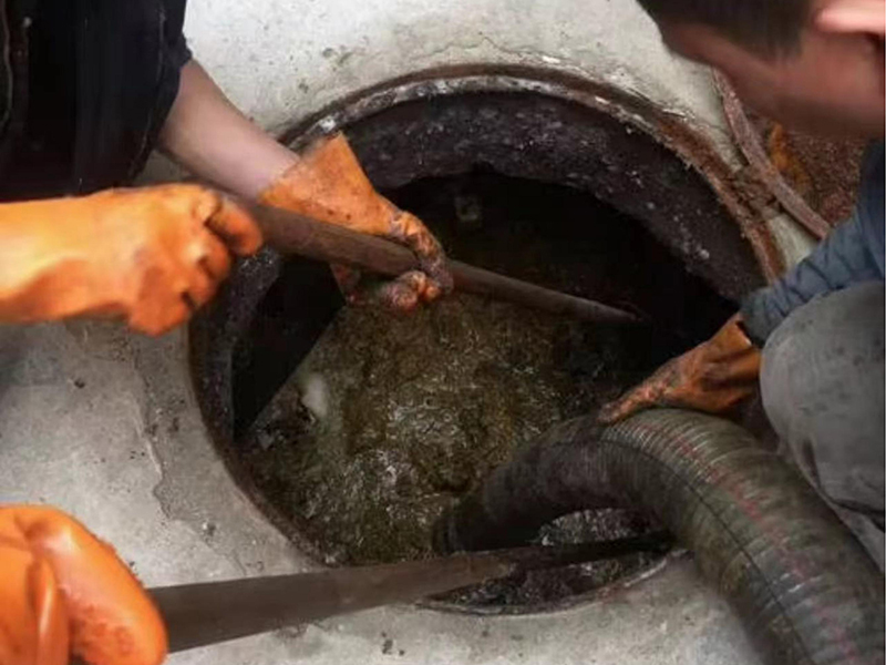 阿图什清理化粪池时如何避免沼气的危害？